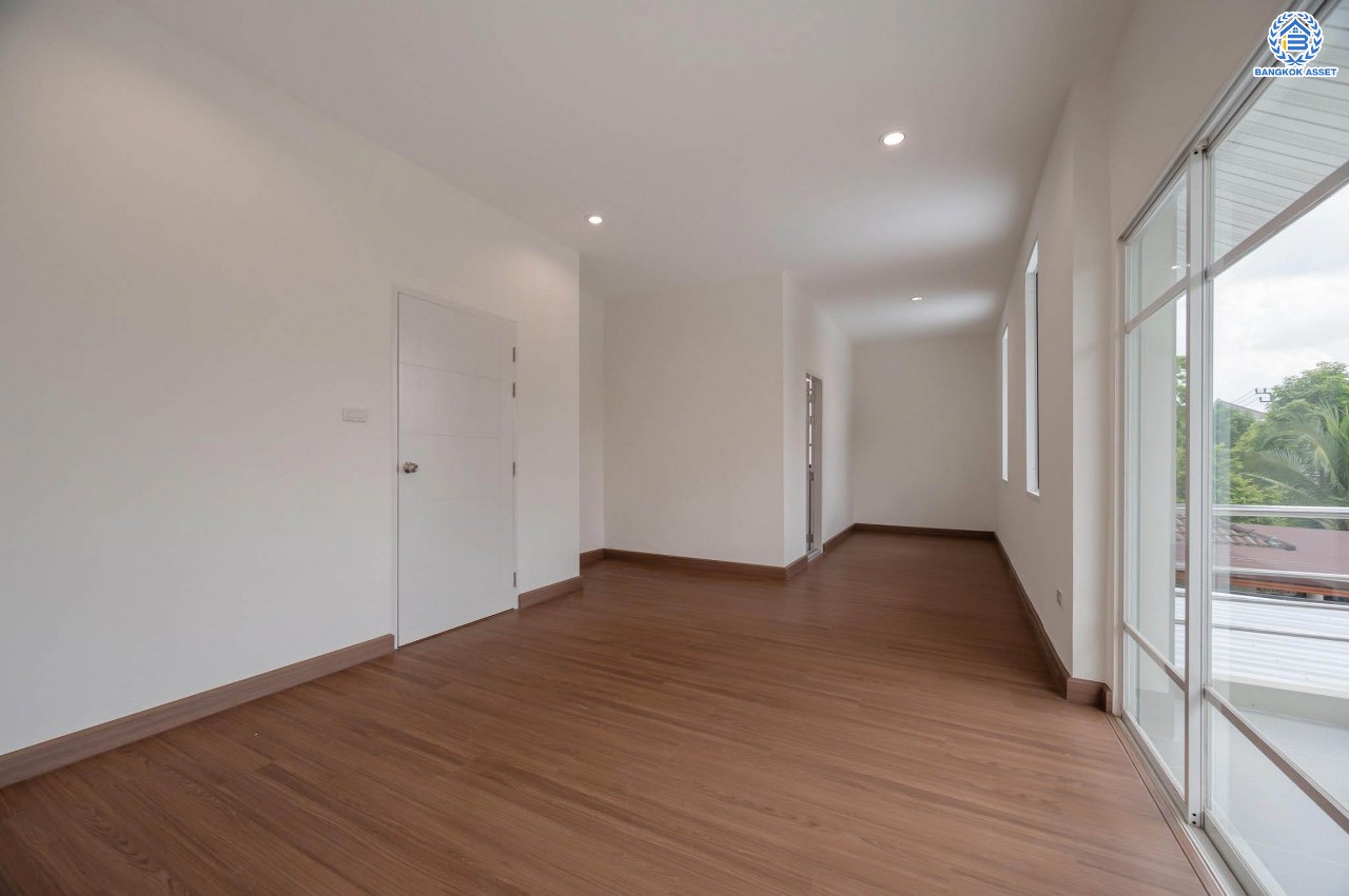 บ้านมือสองตกแต่งใหม่ โครงการ สิทธารมย์รีเจนท์ ลาดพร้าว101 เนื้อที่ 75.3 ตร.ว. ฟังก์ชันรวม 3 ห้องนอน 3 ห้องน้ำ 1 ห้องอเนกประสงค์ จอดรถได้ 2 คัน กว้างขวาง พร้อมทุกการใช้งาน บนทำเลใจกลางเมือง เชื่อมต่อทั้ง ถนนนวมินทร์, ถนนนวลจันทร์, ถ.ลาดพร้าว, ถ.รามอินทรา ใกล้ The Walk เกษตรนวมินทร์ และทางด่วนรามอินทรา...